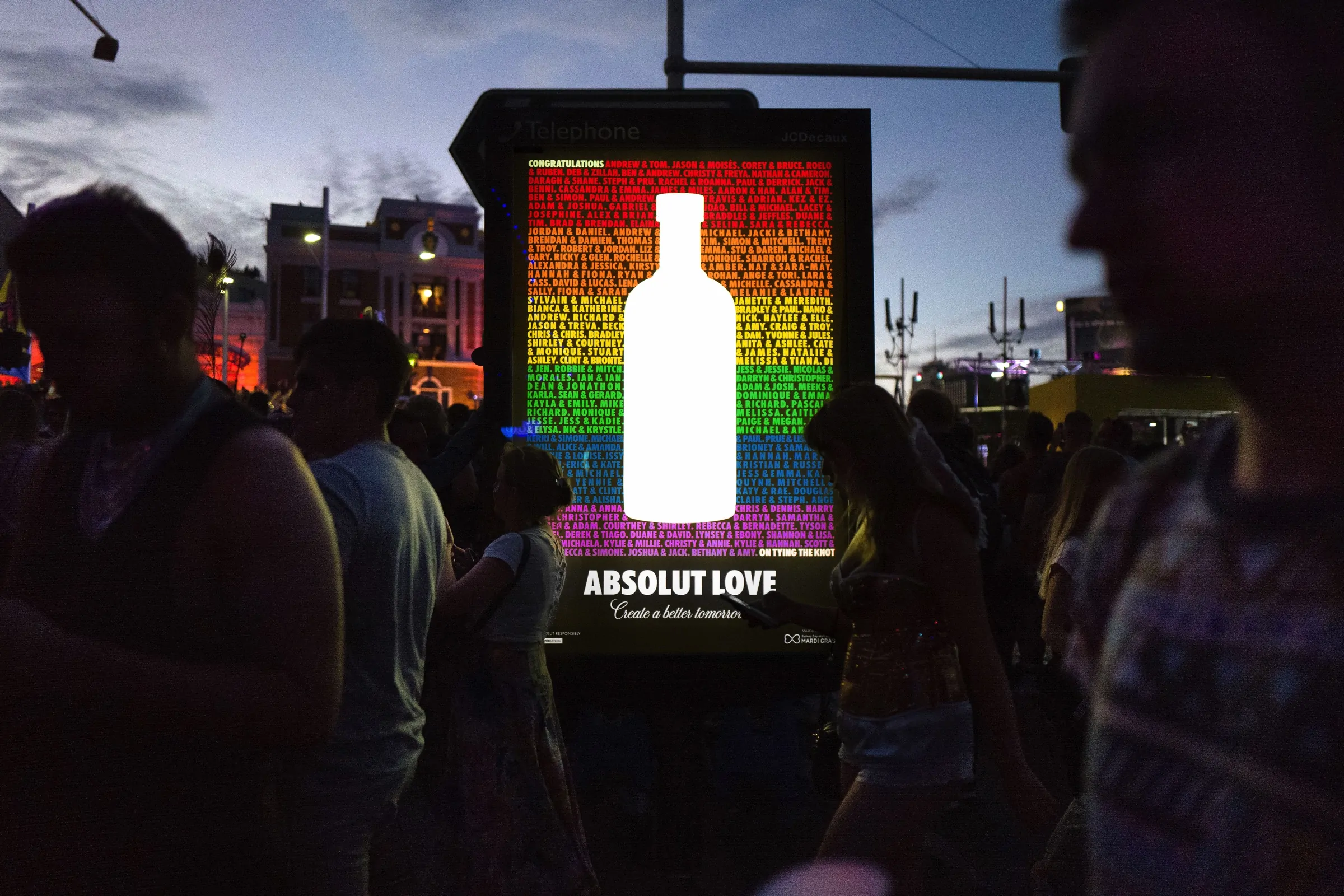 Campanha da Absolut celebra o amor gay
