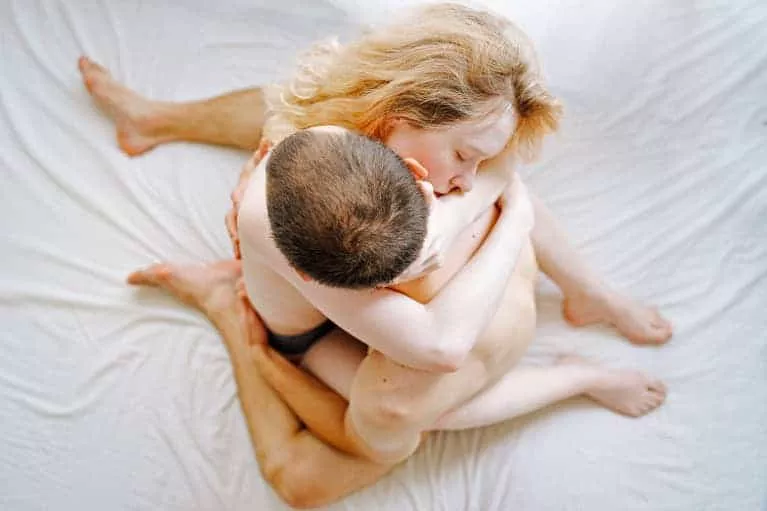 Massagem Lingam: Estímulo tântrico que você precisa conhecer