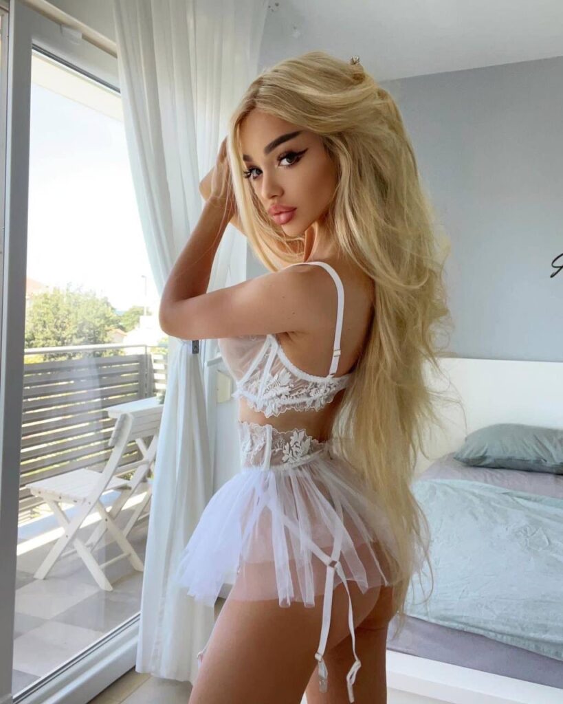 Barbie Eva: risveglia le tue fantasie con questa bellezza seducente su OnlyFans
