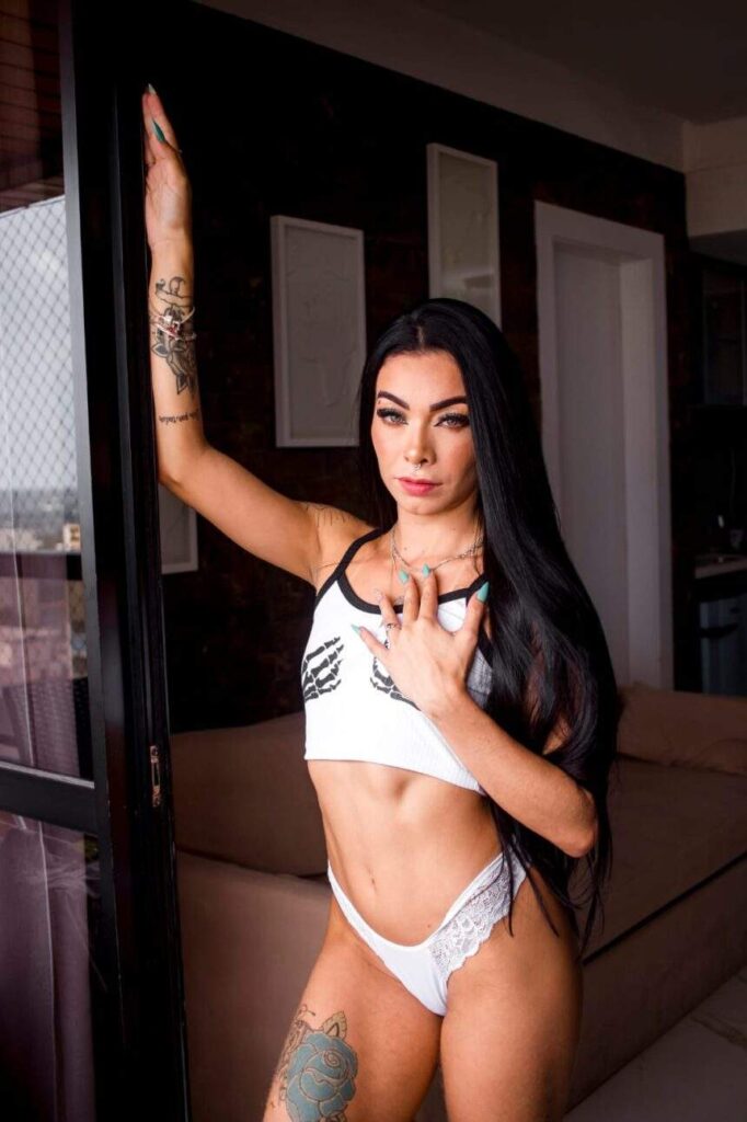 Influenciadora +18 Busca Recorde Guinness Book com Fetiche Cuckold